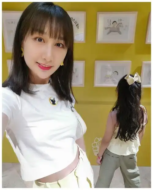 雷佳音被曝搂美女后老婆翟煦飞发文暗暗护夫