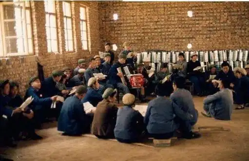 35张珍贵彩色老照片展现了70年代人的风采