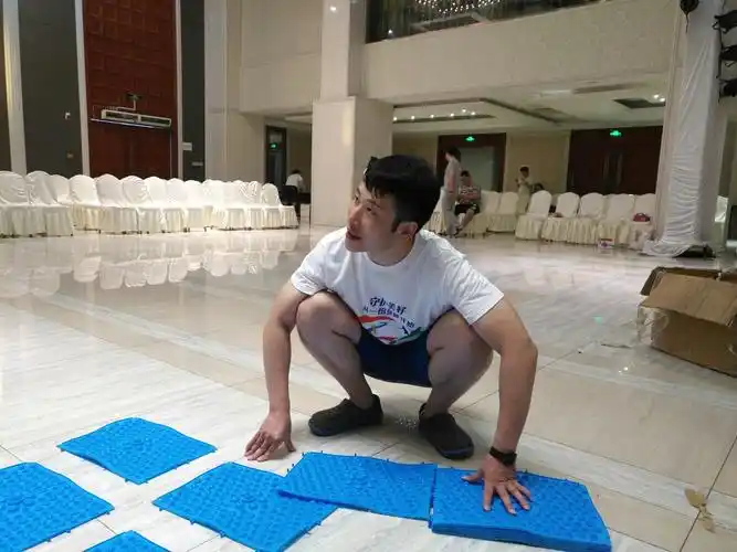 我在专心拼指压板