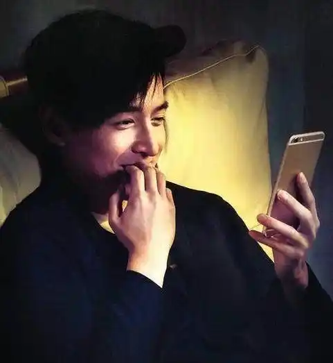 胡歌拿着手机一会笑一会皱眉,像是一个恋爱中的大男孩情绪不稳定