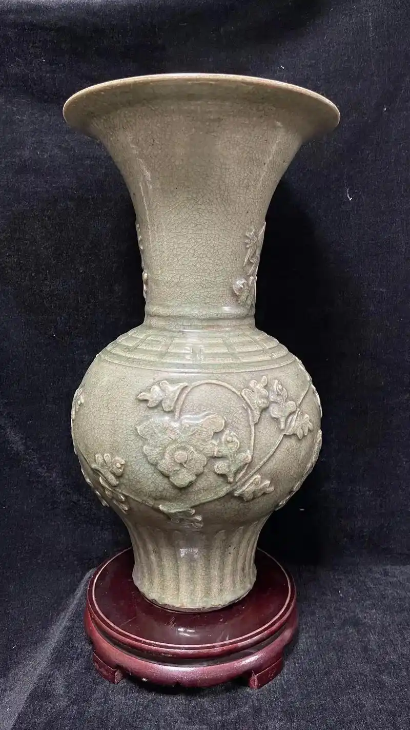 龙泉窑印花凤尾樽.元末明初龙泉窑,葱绿釉堆塑折枝花纹(凤尾瓶 - 抖音