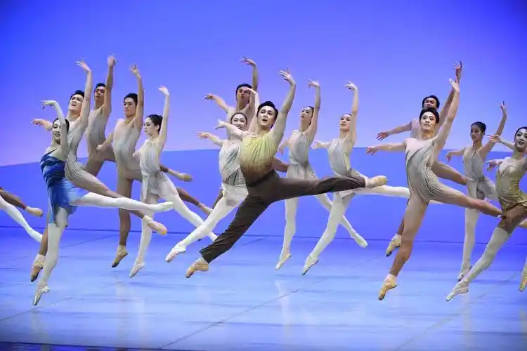 交响芭蕾《欢乐颂·星海璀璨》:220人庞大阵容芭蕾舞台上演绎"贝九"