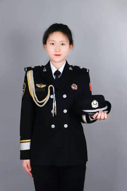 一身警服一生荣耀当公安青年穿上警礼服
