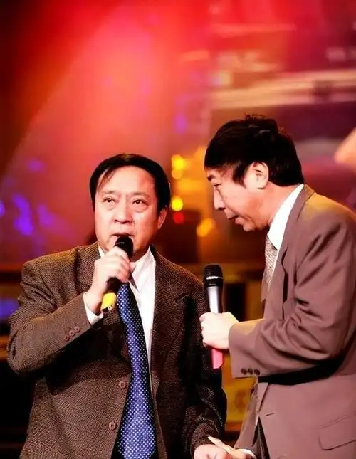 在华语相声界,冯巩和牛群两位杰出搭档的名字如同星光璀璨,他们的默契