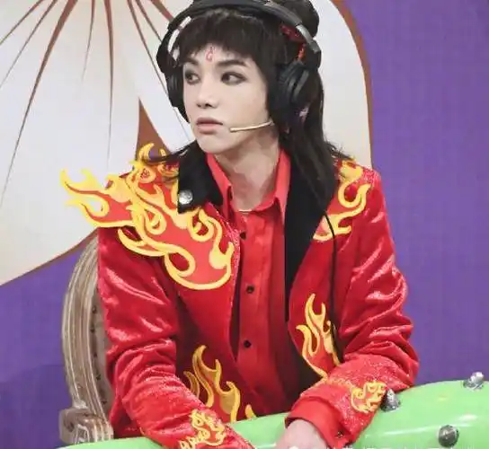 原创有种整容叫华晨宇cos哪吒一脸浓妆配红色战甲颜值依旧在线