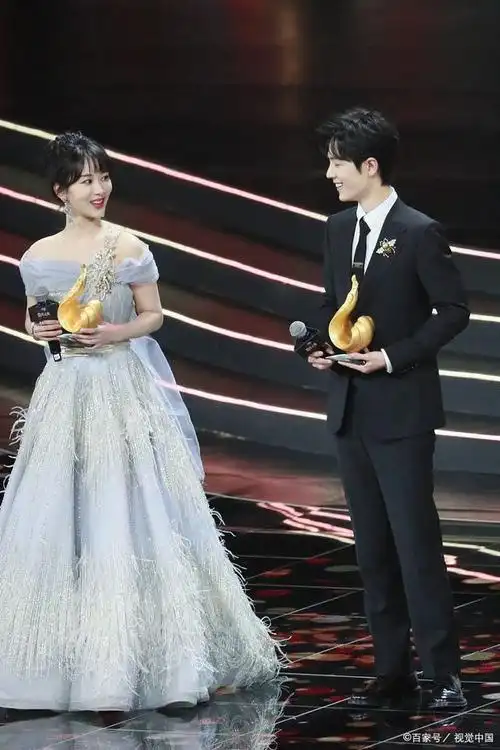 肖战和杨紫微博之夜合影:友谊还是恋情的开始?