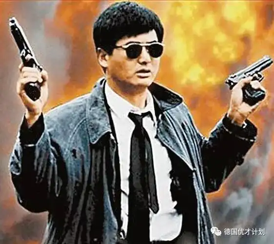 小马哥戴墨镜,穿风衣的经典形象,比如《英雄本色》里,都是参考高仓健