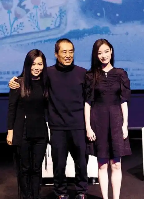 张艺谋女儿不靠老爸也优秀穿搭简约却高级同框倪妮气质也不输