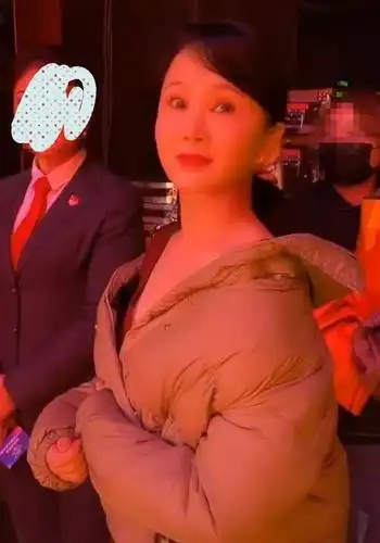 任静52岁不肯服老还穿紧身运动装身材干瘪俨然一个老太太