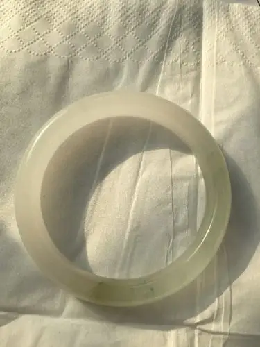 别人送的昆仑玉手镯,懂行的帮忙看下值多少钱,谢谢!