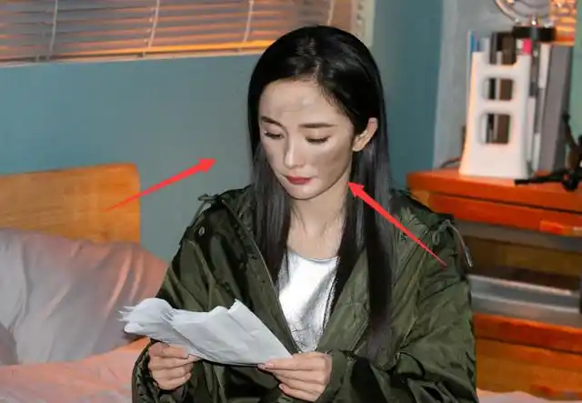 杨幂为拍戏用泥土涂脸,没了化妆品和p图,终于暴露出她的面容