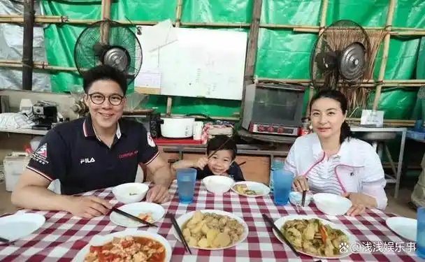 霍家清明扫墓都穿运动服霍中曦身高惊人竟和妈妈郭晶晶齐肩