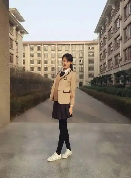 中国最漂亮的校服,哪个学校校服最好看_朝夕网