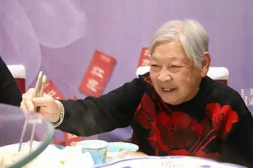 48秒丨包饺子,吃饺子,看节目…德州志愿者与百名老人一起过"冬至"