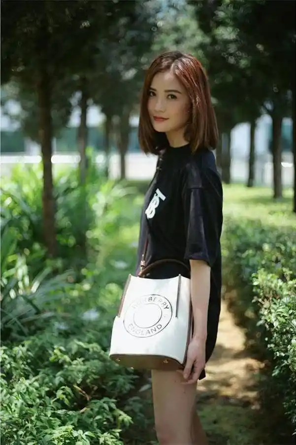 阿sa穿男款t恤玩下衣失踪剪齐肩发清纯减龄38岁美得像学生妹