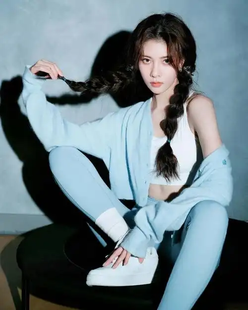 宋妍霏在内娱女星练瑜伽中是很出名的,女星健身保持形体是很常见的,大