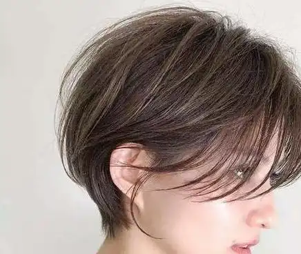 很喜欢短碎发发型不知现在还流行吗会不会老气