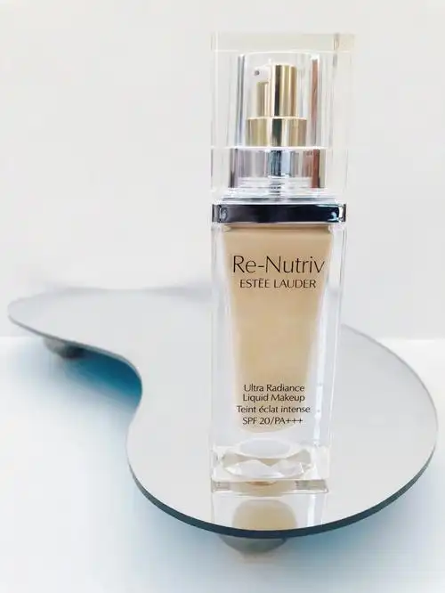 雅诗兰黛白金粉底液