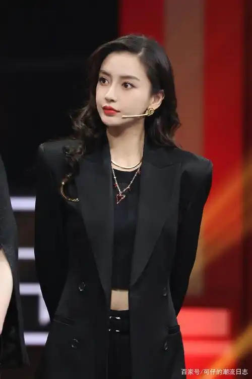 分享一组杨颖近期参加综艺《王牌对王牌》的穿搭,身穿一身全黑的西装