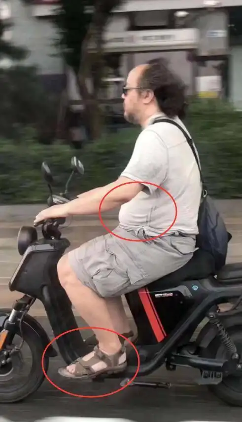 窦唯现状落魄秃头臃肿不修边幅曾质疑王菲与他结婚是一场阴谋