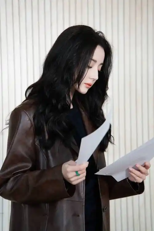 迪丽热巴新剧开机晒美照,嘟嘴卖萌甜如少女,和黄景瑜再传绯闻