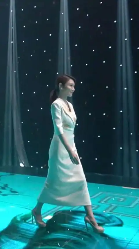 央视女主持人龙洋上演变装秀 穿汉服舞袖展现东方古典美_腾讯新闻