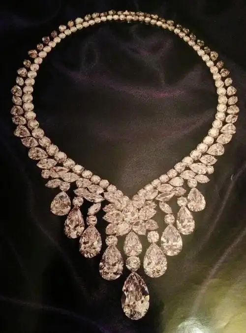 最重要的钻石项链在1994年出售价格4400500美元.哈里温斯顿.