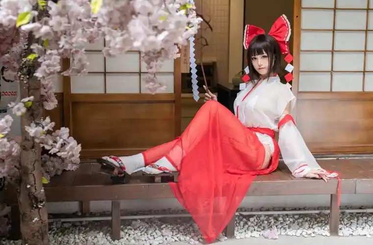 红白巫女透露乳宽衣解带肉体驱邪蜜汁猫裘巫女cos