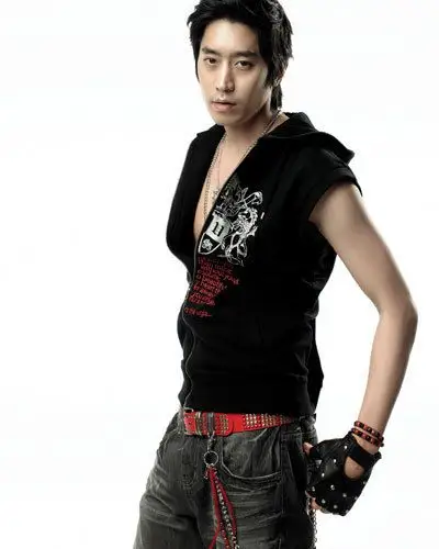 幻灯图集 组图:神话队长eric酷帅夏装展示韩国休闲风