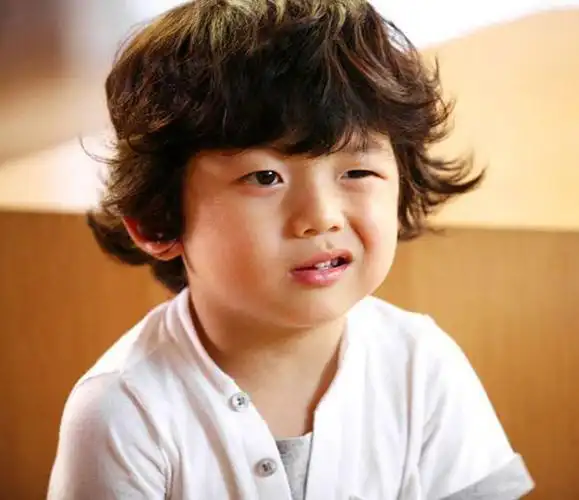 [精灵]"表情王子"王锡玄鬼马可爱 星范十足