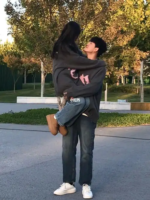 谁能拒绝190的爹式抱抱呢