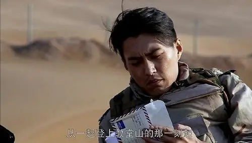 靳东在《温州一家人》里的各种军装照,这么帅真的会没朋友的