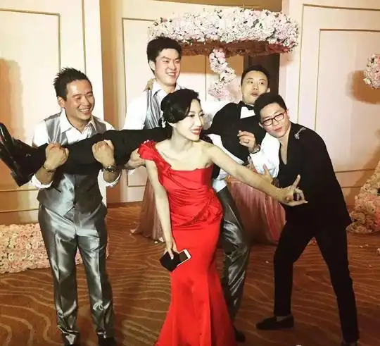 过去,在广州恒大时期,李帅的老婆周伊凡,就被赞是颜值第一.