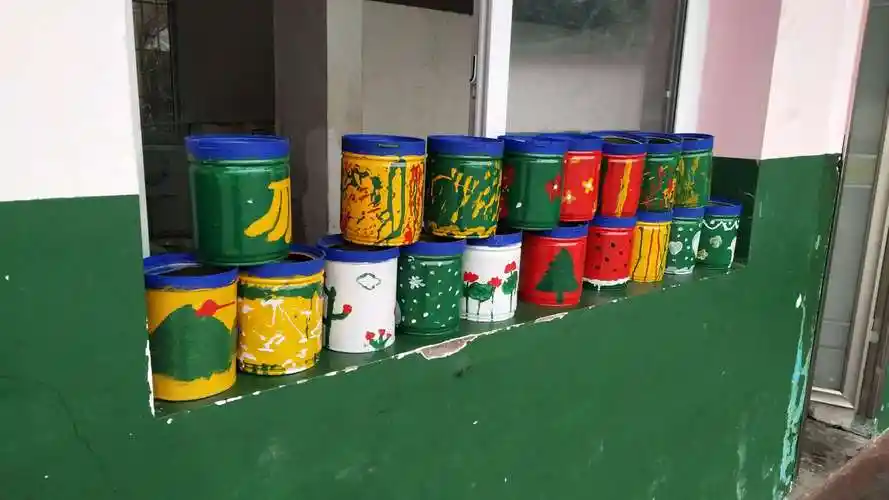 奶粉罐作为建构区的搭建材料.