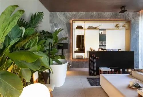 这样的搭配倒也是十分新颖 餐桌区域与卧室之间 用墨绿色的半墙分隔