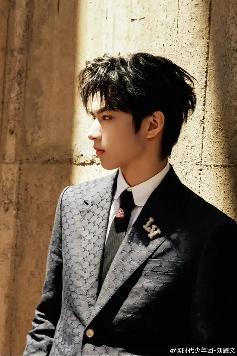 一帅到底 帅到令人窒息 #刘耀文 #刘耀文微博电影之夜 #刘 - 抖音