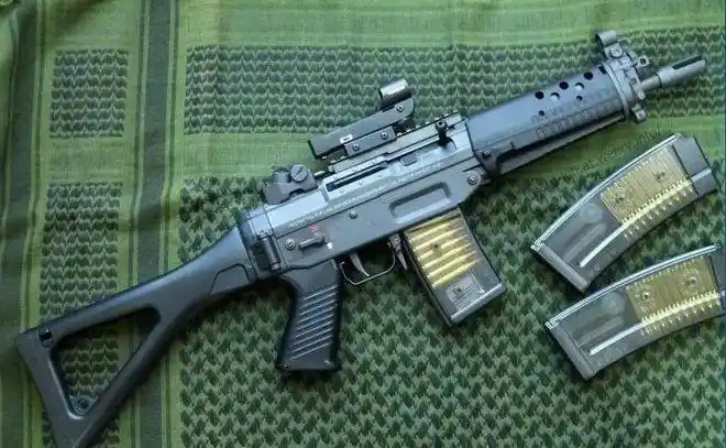 有小型狙击步枪之称的瑞士sigsg552突击步枪