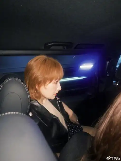 吴昕金色短发#吴昕金色短发77皮衣造型96米兰限定版时髦小吴上线