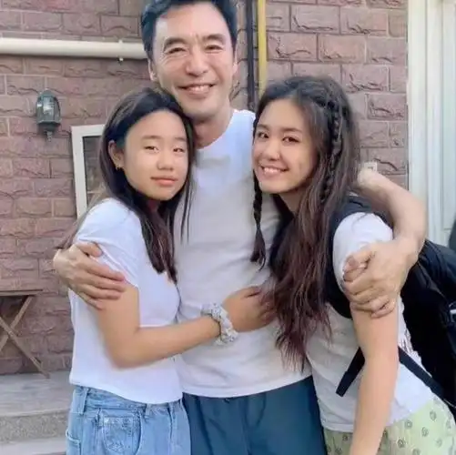 钟镇涛为女儿高调庆生,钟懿18岁笑容灿烂撞脸马思纯年轻时