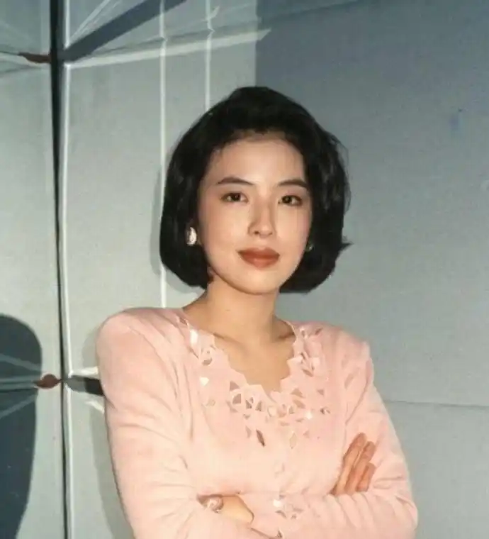 年轻时的罗美薇并不惊艳,但很耐看,穿搭风格依然能引领当下!