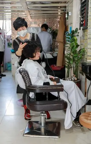 一位市民在理发店剪发