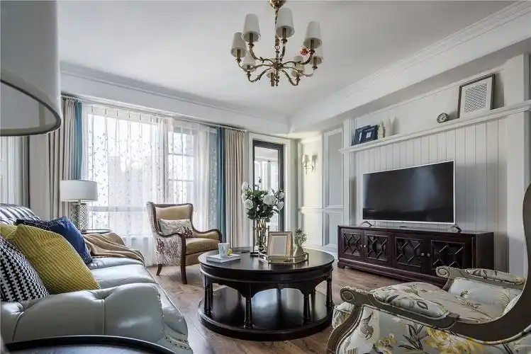 中性色的木地板铺满大地,墙面白色为主的凹凸板,主体香槟色调好似剔透