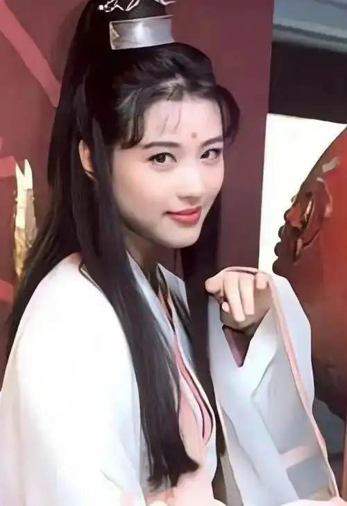 回顾57岁周海媚去世生前独居生活一生无子女活得自由有大爱