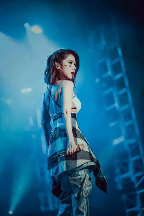 邓紫棋演唱会开创先河,与歌迷同台表演.