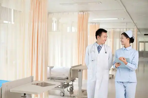 医生和护士交谈
