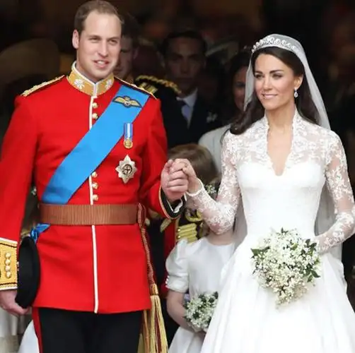 威廉王子凯特的超级粉丝,让这对夫妇惊人的婚礼蛋糕进入体内!