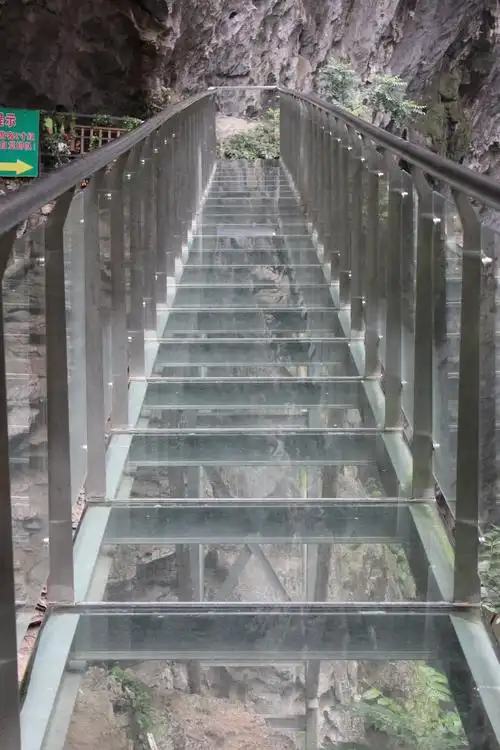 经了解本玻璃吊桥(悬索桥)项目,收费为:40元/人 景区内玻璃栈道,玻璃