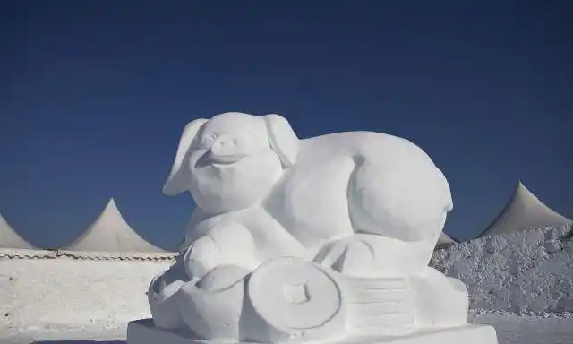 12生肖雪雕落户长春净月雪世界猪猪造型最可爱