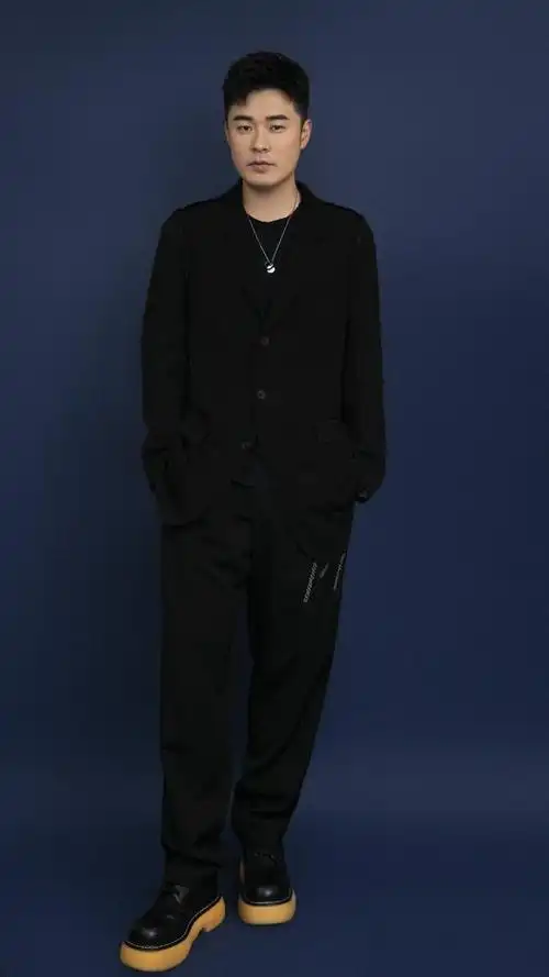 演员陈赫综艺感爆棚气氛担当来看写真照吧