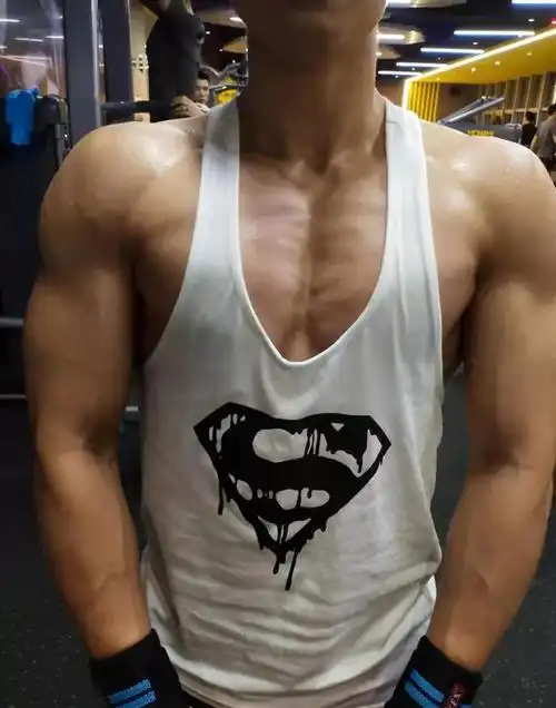 张艺兴的胸肌把肌肉男们看哭了